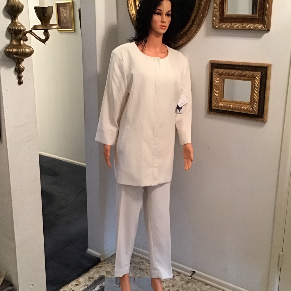 Chic White Women's Suit Ensemble